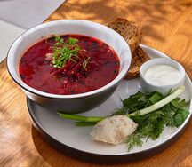 Борщ с говядиной и сметаной