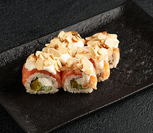 Ролл Нагоя с шисо и лепестками миндаля
