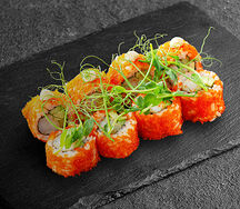 Ролл Красный дракон с соусом спайси