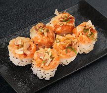 Ролл Нами с лососем и соусом кимчи майо