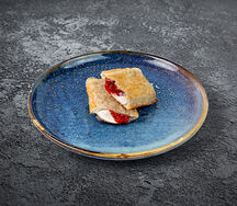 Пирожок с лесными ягодами