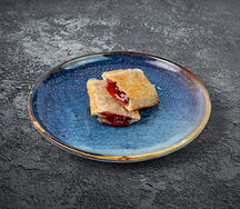 Пирожок с вишней