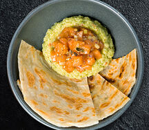 Тартар из лосося с лепешкой чапати