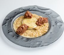 Птитим с бри и говяжьим тартаром