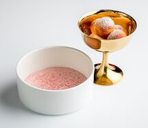 Творожные пончики с клубникой и взбитыми сливками