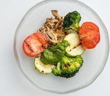 Брокколи, томат, цукини и грибы жаренные на гриле