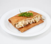 Блин с курицей, картофелем и солеными огурчиками