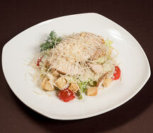 Салат Цезарь с курицей