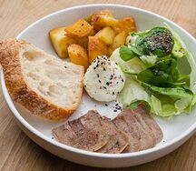 Язык, картофель, зеленый салат, пашот