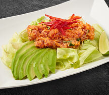 Салат с острым тунцом и авокадо