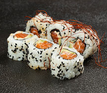 Ролл Блек Джек с лососем