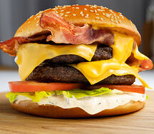 Славный даблбургер с котлетами и беконом