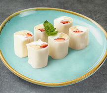 Сладкий ролл с клубникой и бананом