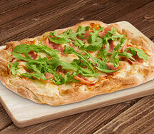 Пицца с ветчиной и рукколой