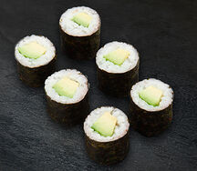 Ролл с авокадо в нори