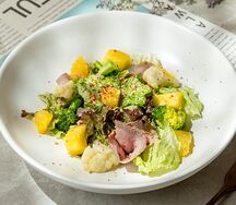 Салат с ростбифом и манго