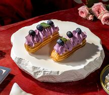 Эклеры с черничным соусом