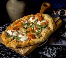 Пинца с форелью и сметаной