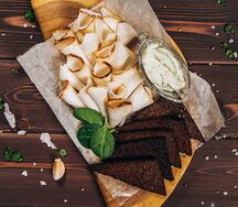 Сало с соусом из корнишонов и чесночными гренками