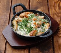 Жульен из бедра цыпленка с жареным картофелем