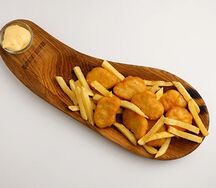 Наггетсы с сырным соусом и картофелем фри