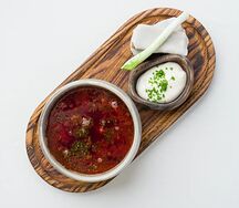 Борщ с телячьими щеками, укропом, сырными пампушками и сметаной, сало