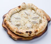 Пицца с трюфельным соусом и пармезаном