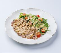 Утка sous vide, микс салатов, томаты, ореховый шисо