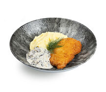 Хрустящий цыпленок с пюре и грибным соусом