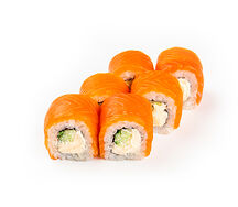 Филадельфия с лососем и соусом Том ям