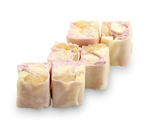 Сладкий ролл с брусникой