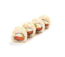 Половинка ролла с лососем и шисо соусом