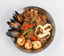 Сингапурский рис с морскими гадами