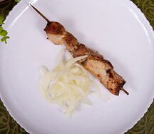 Шашлычок из свинины на шпажке с лучком