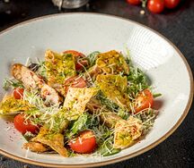 Салат Цезарь с курицей