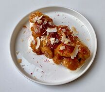 Сырники с бананом, соленой карамелью, сметаной и миндальными чипсами
