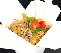 Фунчоза с морепродуктами с устричным соусом в сливках