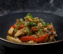 Вок с курицей и овощами