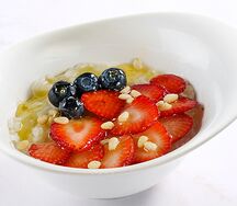 Рисовая каша с голубикой и клубникой