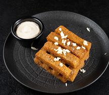 Чесночные гренки с чесночным соусом