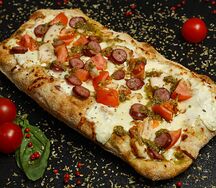 С курицей, колбасками и соусом песто