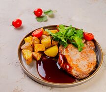 Стейк из cвинoй шеи в соусе унаги с молодым картофелем