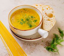 Куриный бульон с чесночными гренками