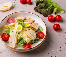 Салат Цезарь с курицей