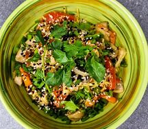 Яичная лапша с курицей в устричном соусе