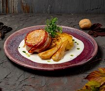 Медальоны из индейки с грушей и картофельным гратеном