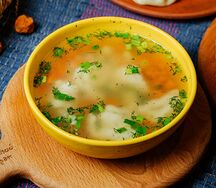 Национальный куриный суп с клецками