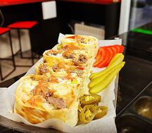 Шаурма в тарелке с говядиной