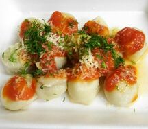 Пельмени с томатным соусом