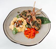 Каре ягнёнка с хумосом